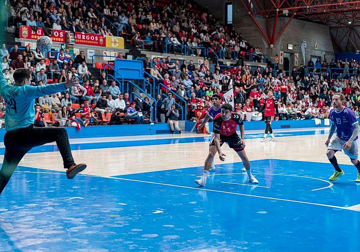 Imagen del encuentro que enfrentó al UBU San Pablo con el Balonmano Guadalajara.
