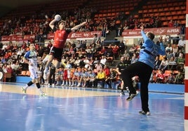 Jugadores del UBU San Pablo Burgos y del Valinox Novás