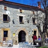 Un matrimonio joven reabrirá la cantina de un pueblo de Burgos tras meses cerrada