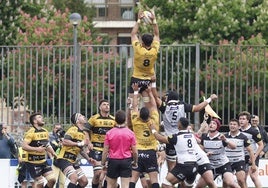 Jugadores del Recoletas Caja Rural Burgos y de El Salvador de Valladolid