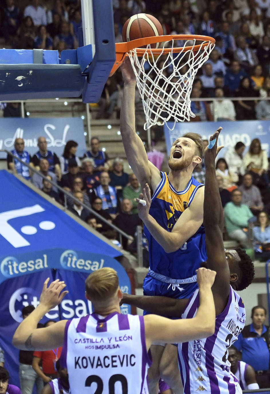 Imágenes de la victoria del San Pablo Burgos frente al UEMC Real Valladolid