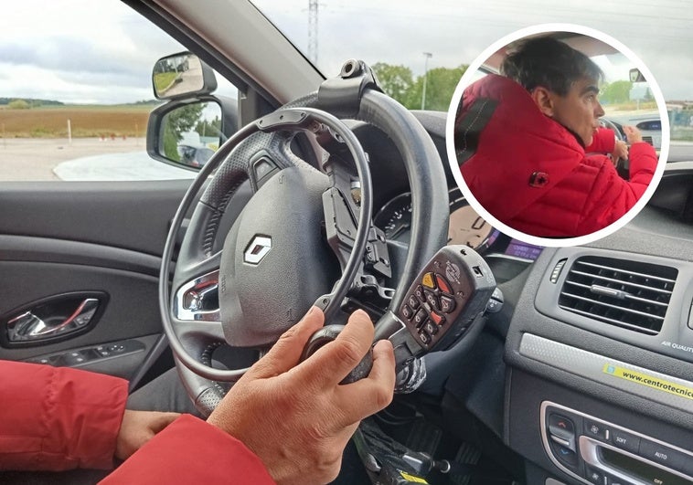 Gonzalo muestra el coche adaptado con el que se aprende a conducir.