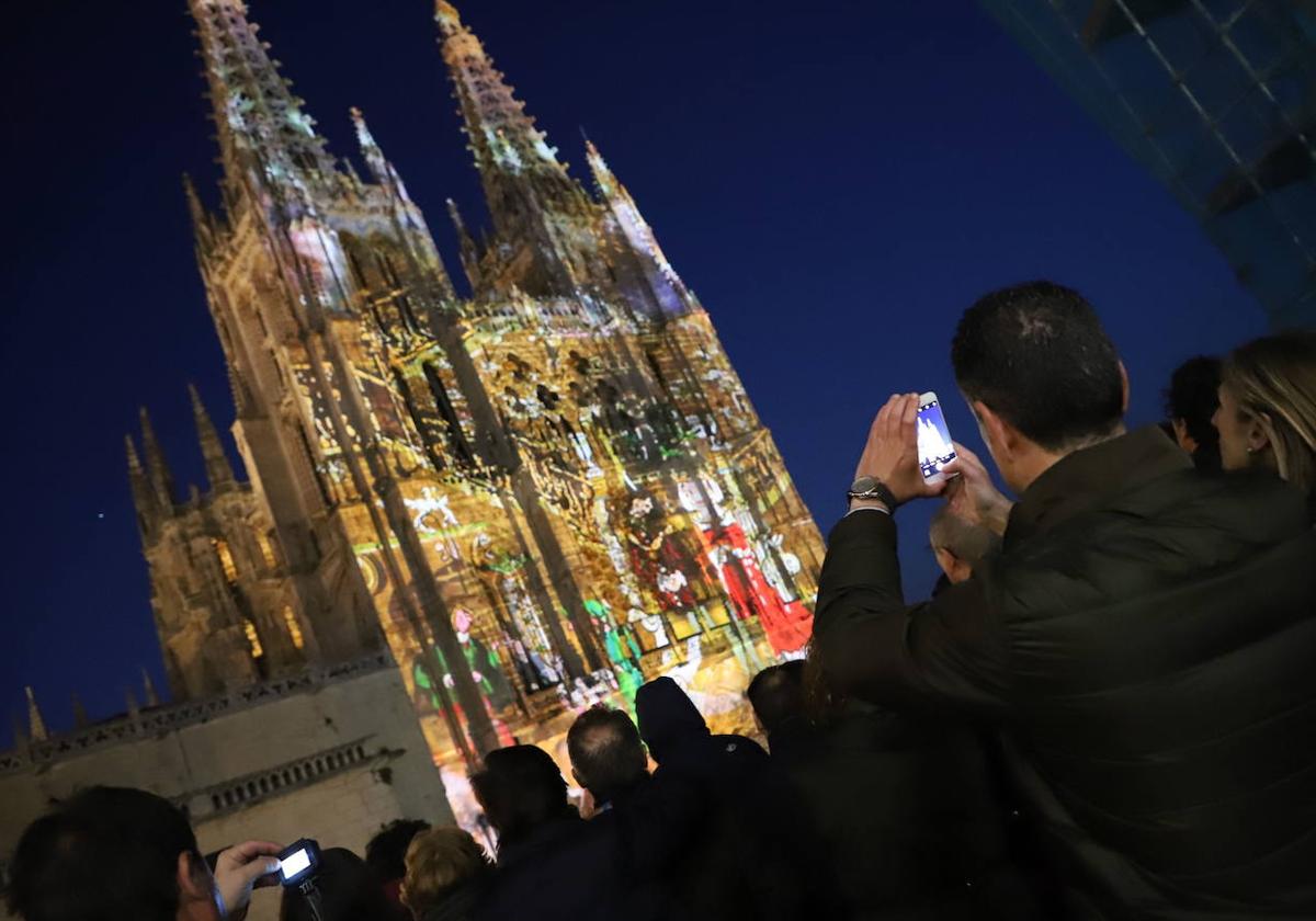 Los videomapping son los espectáculas que más gente congregan en la Noche Blanca.