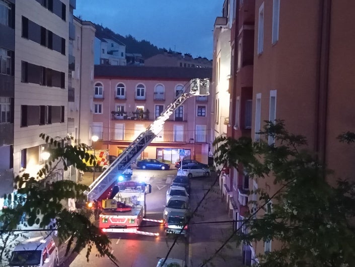 Imagen de la escala de los Bomberos tras acceder ellos a la vivienda.