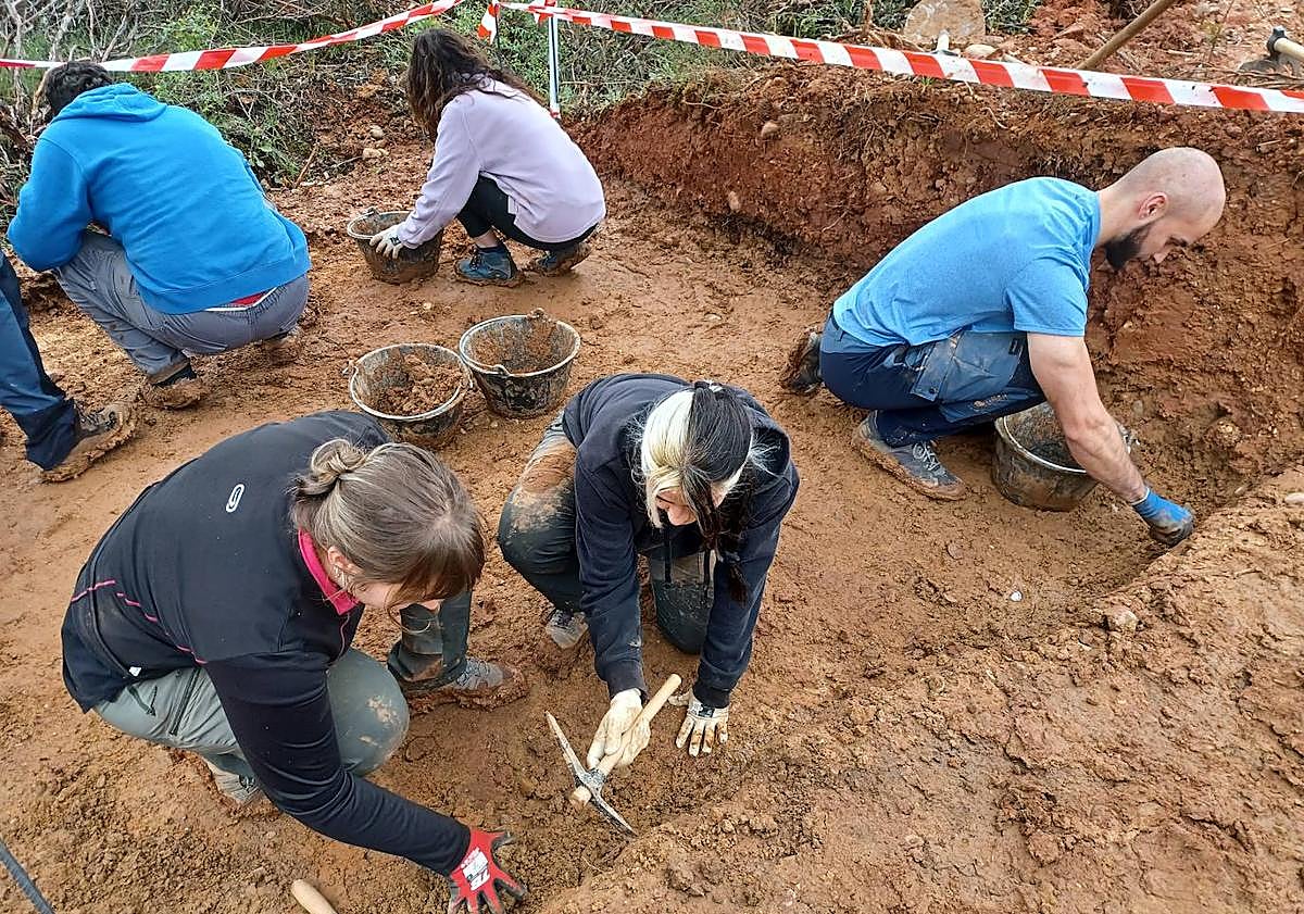 Imagen principal - Excavación en el yacimiento y canto tallado de cuarcita. 