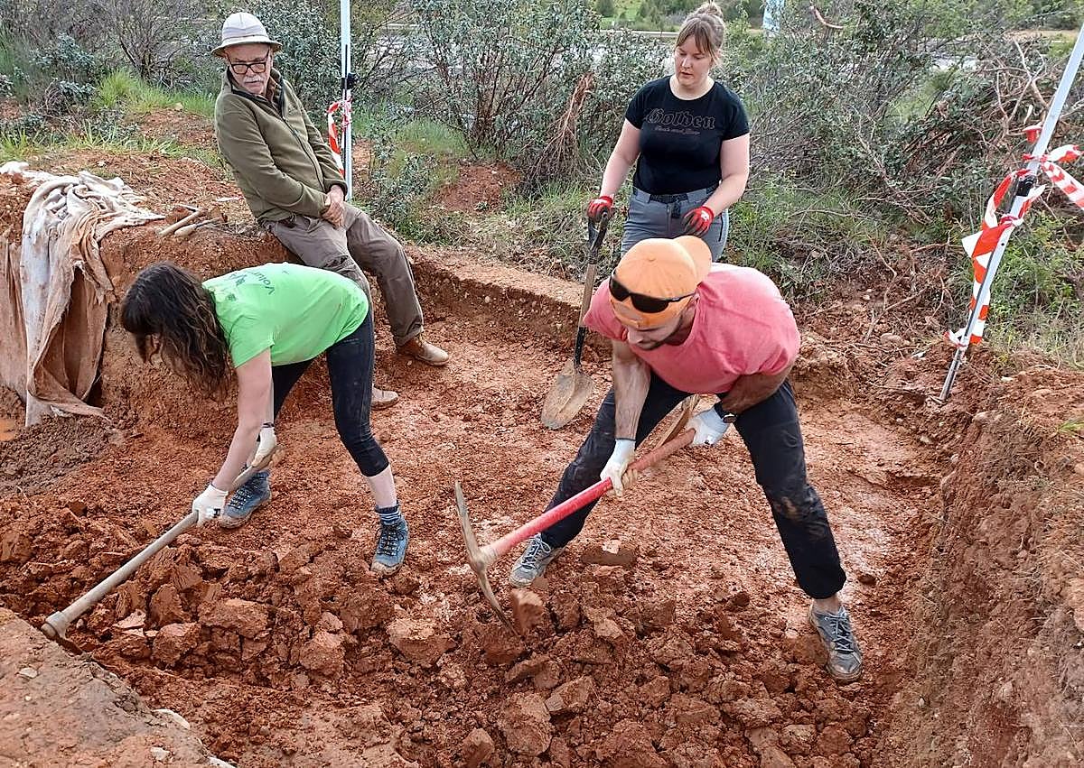 Imagen secundaria 1 - Excavación en el yacimiento y canto tallado de cuarcita. 