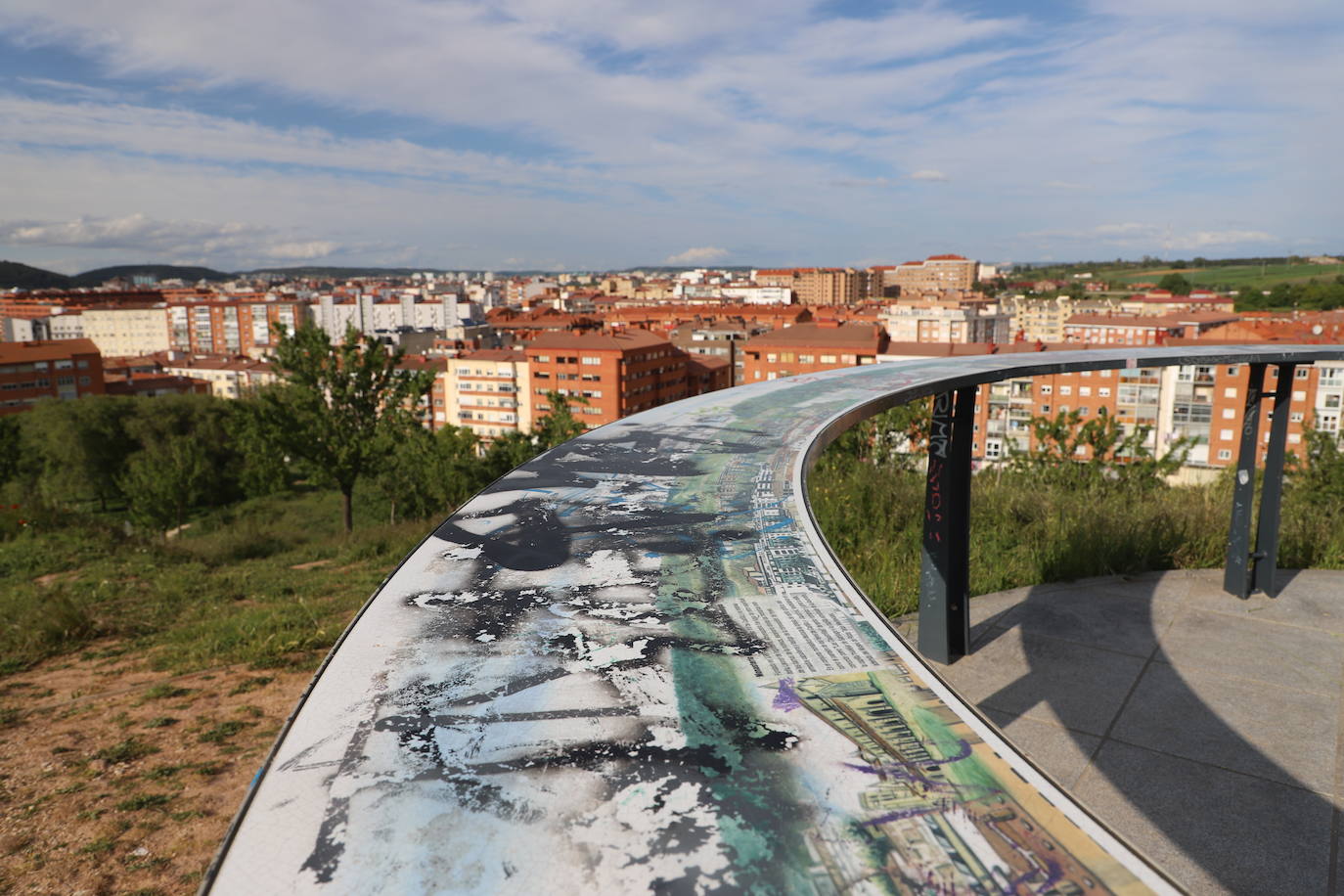 Imágenes del abandono del parque de San Isidro en Burgos