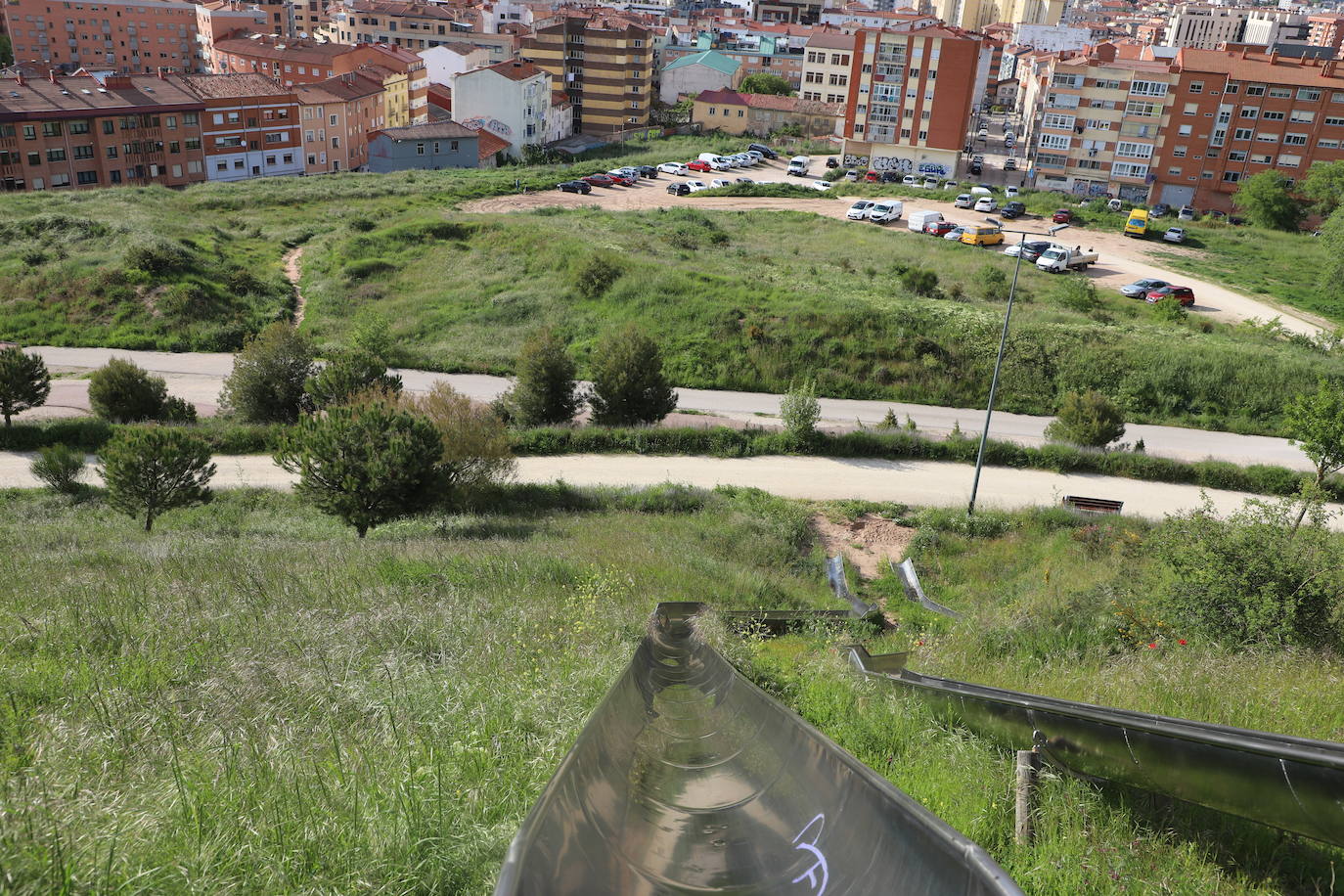 Imágenes del abandono del parque de San Isidro en Burgos