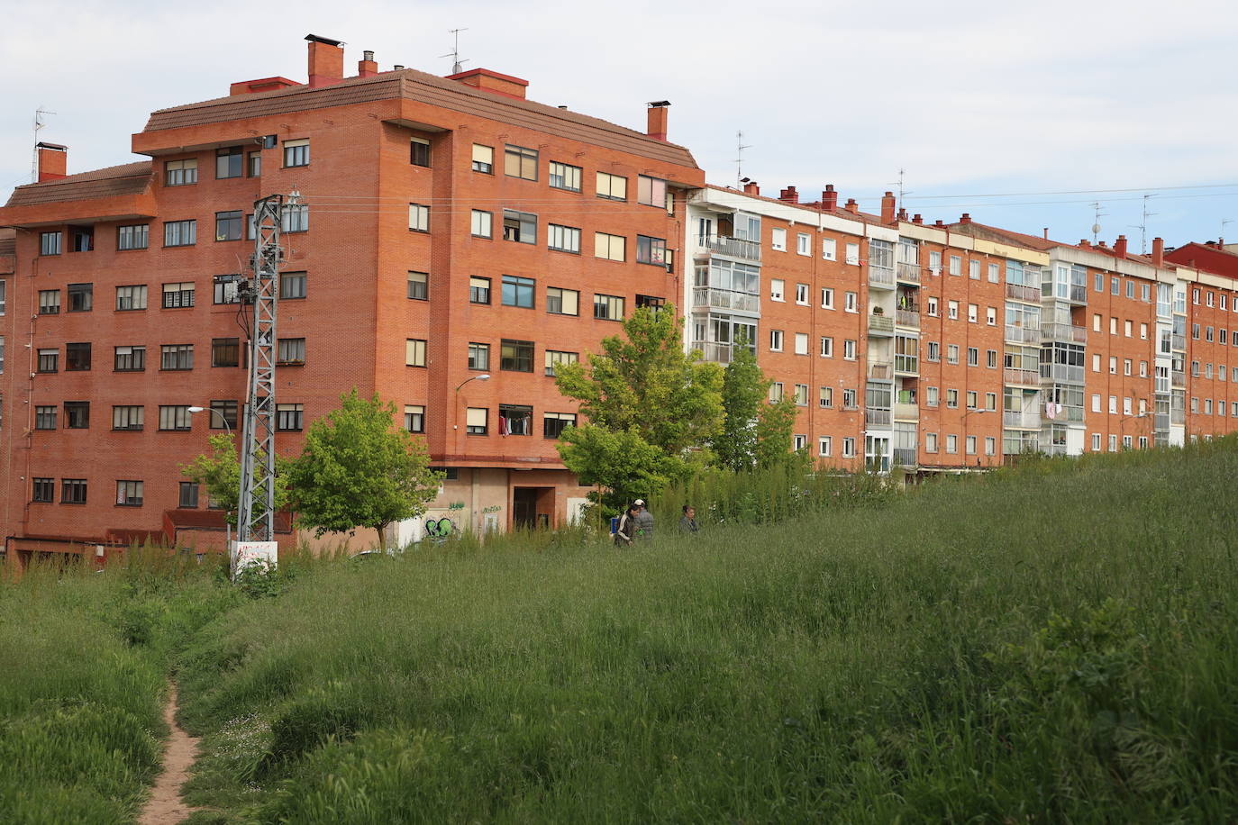 Imágenes del abandono del parque de San Isidro en Burgos