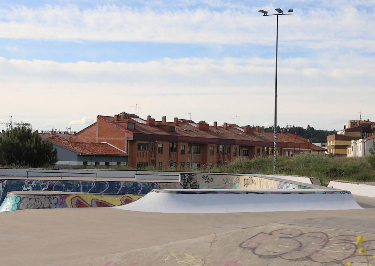 Imagen secundaria 1 - Las reparaciones del skatepark son visibles.