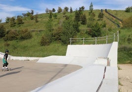 Vista de la pista de patinaje pintada de nuevo.