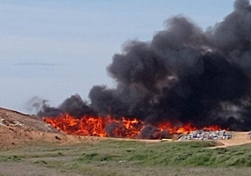 Un nuevo incendio amenaza el vertedero industrial de Abajas