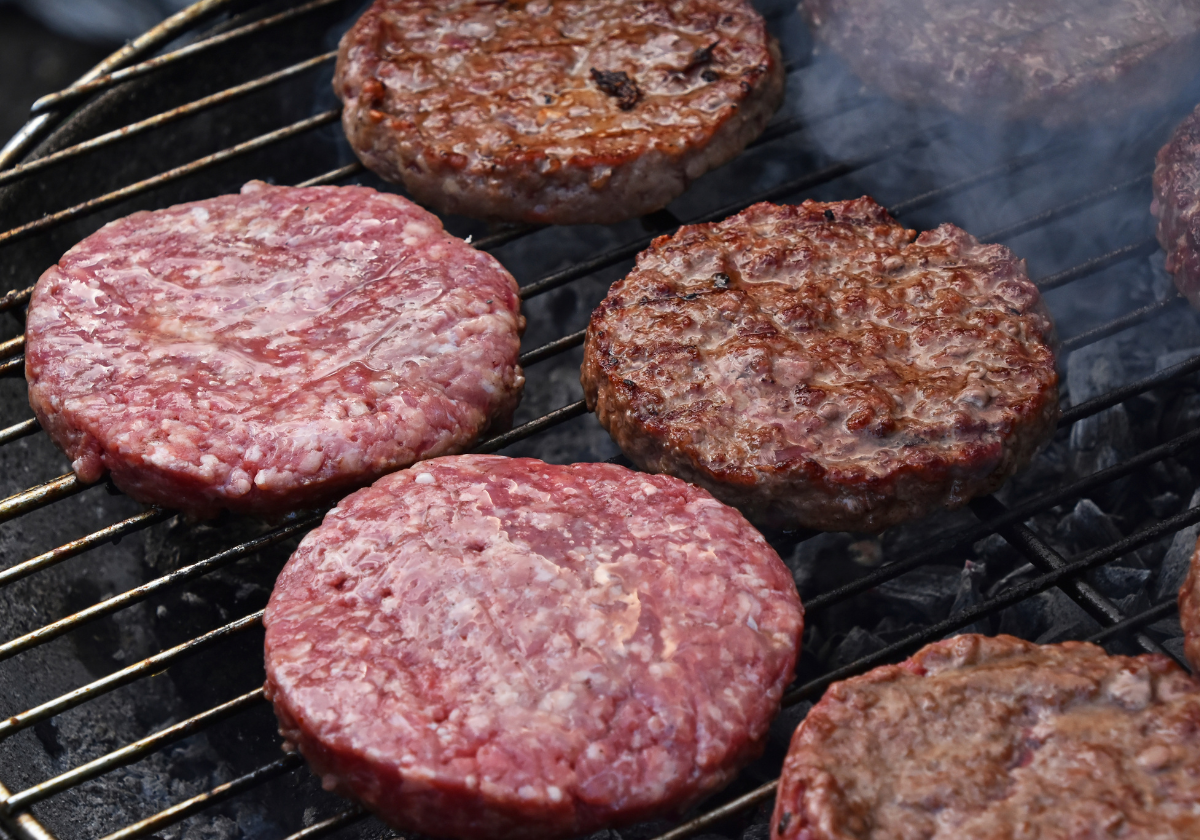 Carne de hamburguesas en la parrilla