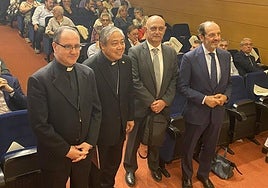 El obispo de Calahorra y La Calzada-Logroño, Santos Montoya; el nuncio del Vaticano en España, Bernardito Auza; el presidente de La Bitácora XXI, Juan Antonio Gómez Trinidad; y el presentador de la conferencia, José Luis Prusén.
