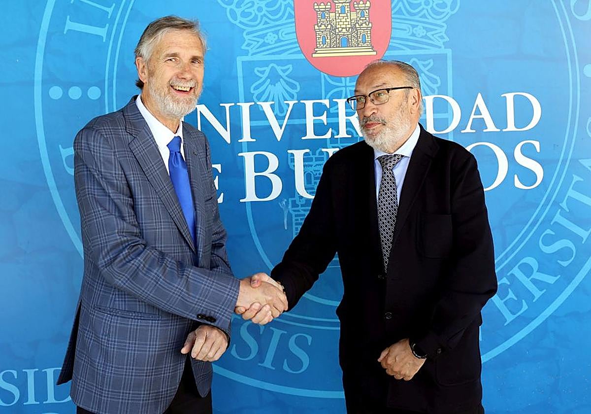 El rector Pérez Mateos (izda.) con el director de la cátedra, Francisco González García.