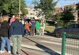 Un grupo de gente se preocupa por la herida en el atropello ocurrido en el paso de peatones de la calle Cartuja de Miraflores.