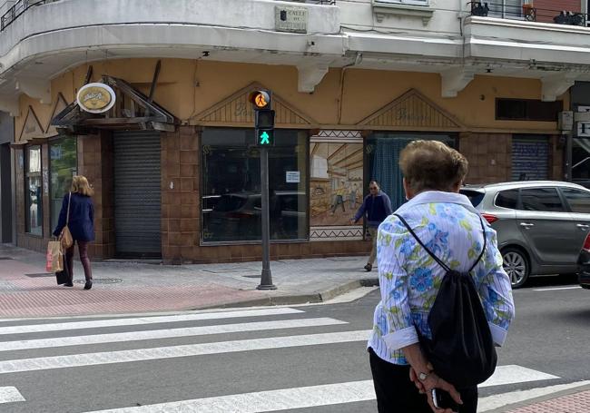 Otro semáforo que combina luz verde para peatones y ámbar para vehículos en la avenida del Cid.