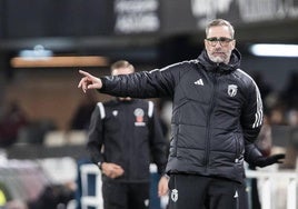 Jon Pérez Bolo, dirigiendo un partido del Burgos CF desde el banquillo.