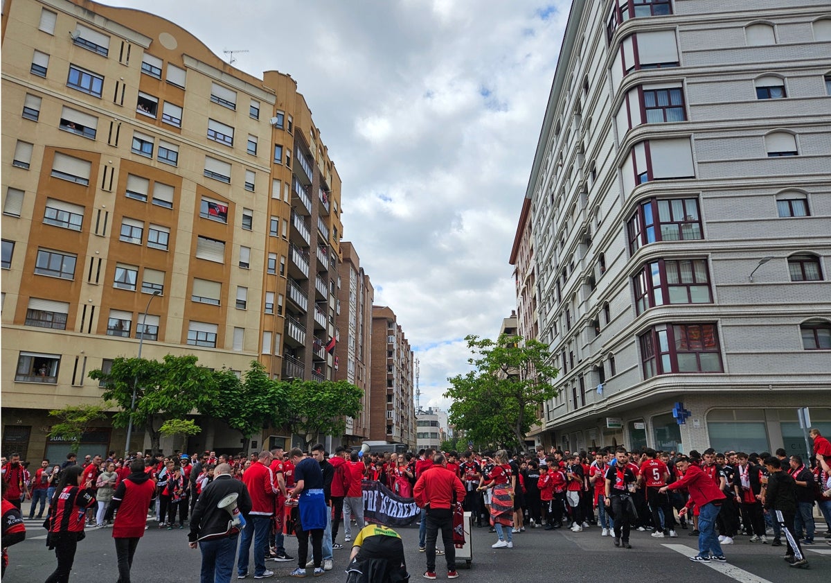 Imagen principal - Centenares de personas se han reunido en apoyo al CD Mirandés