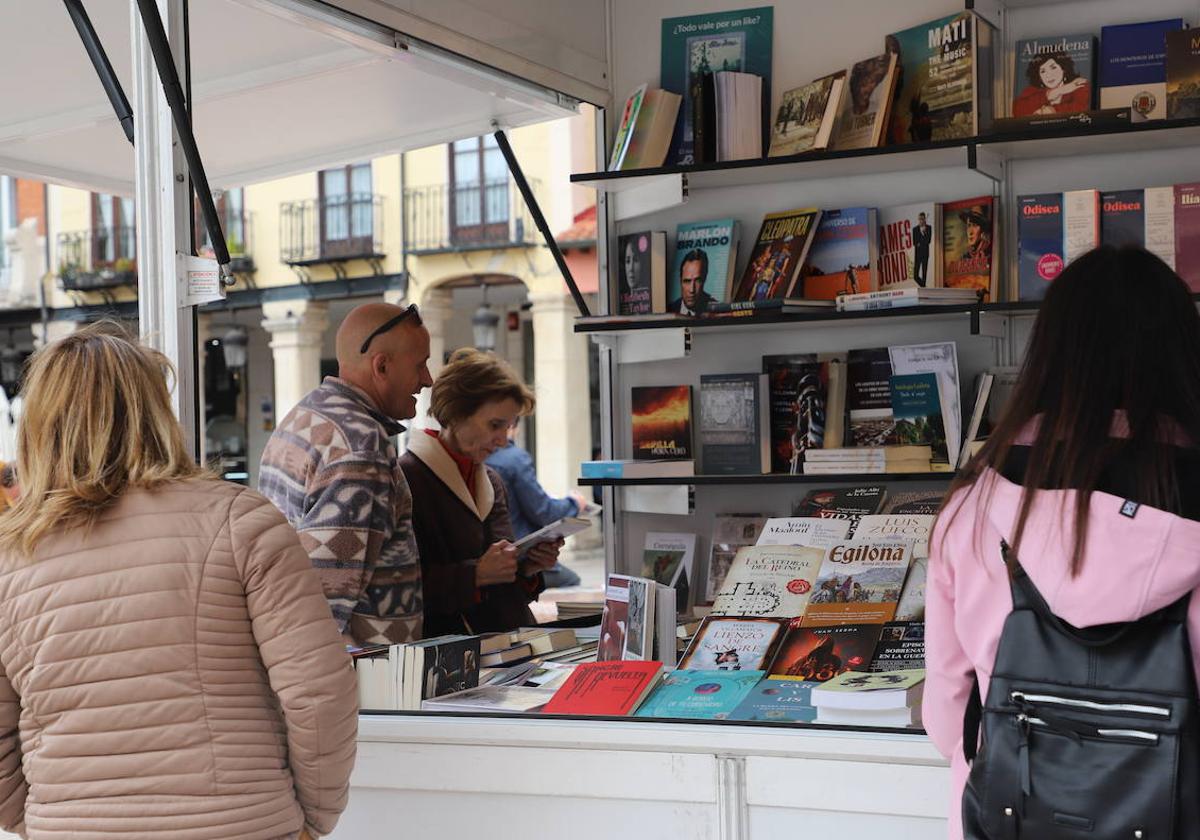 Cientos de curiosos se han acercado cada día a ver las doce casetas expuestas en la plaza Mayor.