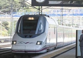 Imagen de un tren AVE entrando en la estación de Burgos.