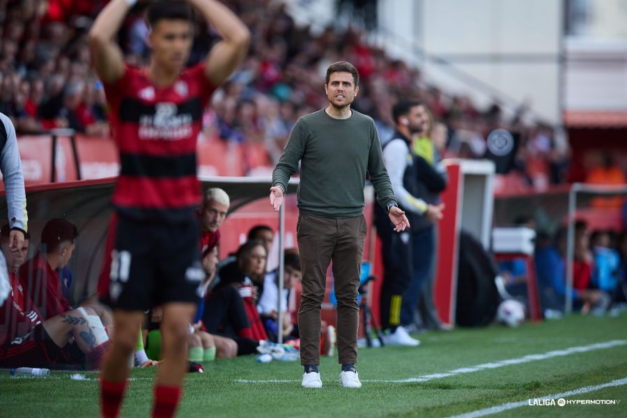 Lisci fuera del área técnica durante el encuentro del domingo.