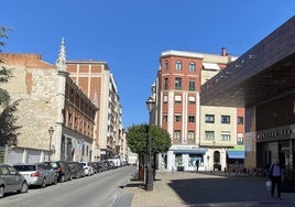 La calle Miranda siempre está llena de gente y coches.