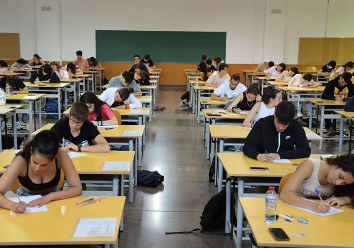 Estudiantes realizan la EBAU en la Universidad de Burgos, en una edición anterior.