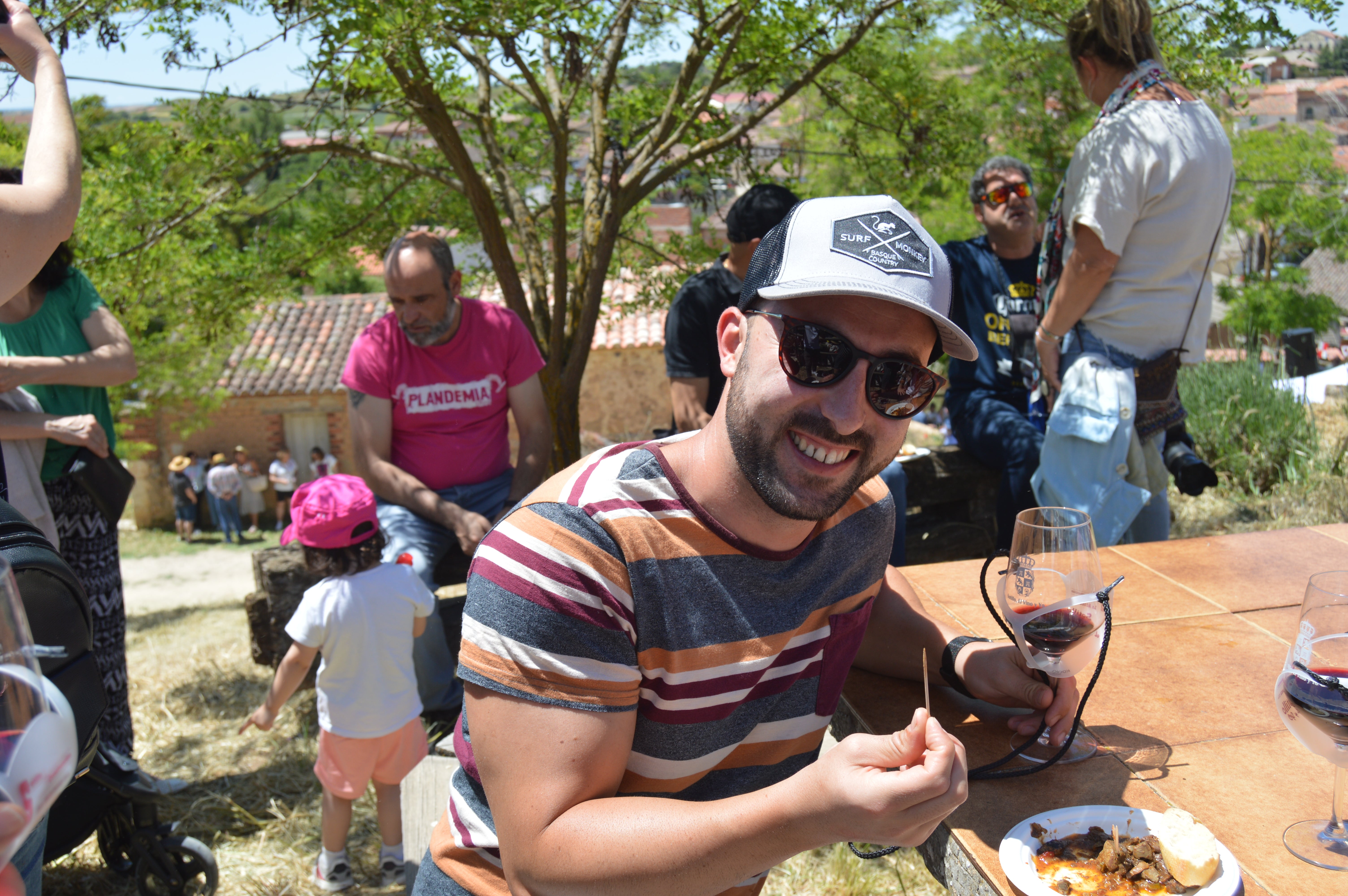 Jóvenes de la Ribera del Duero disfrutando de los vinos y tapas de la feria