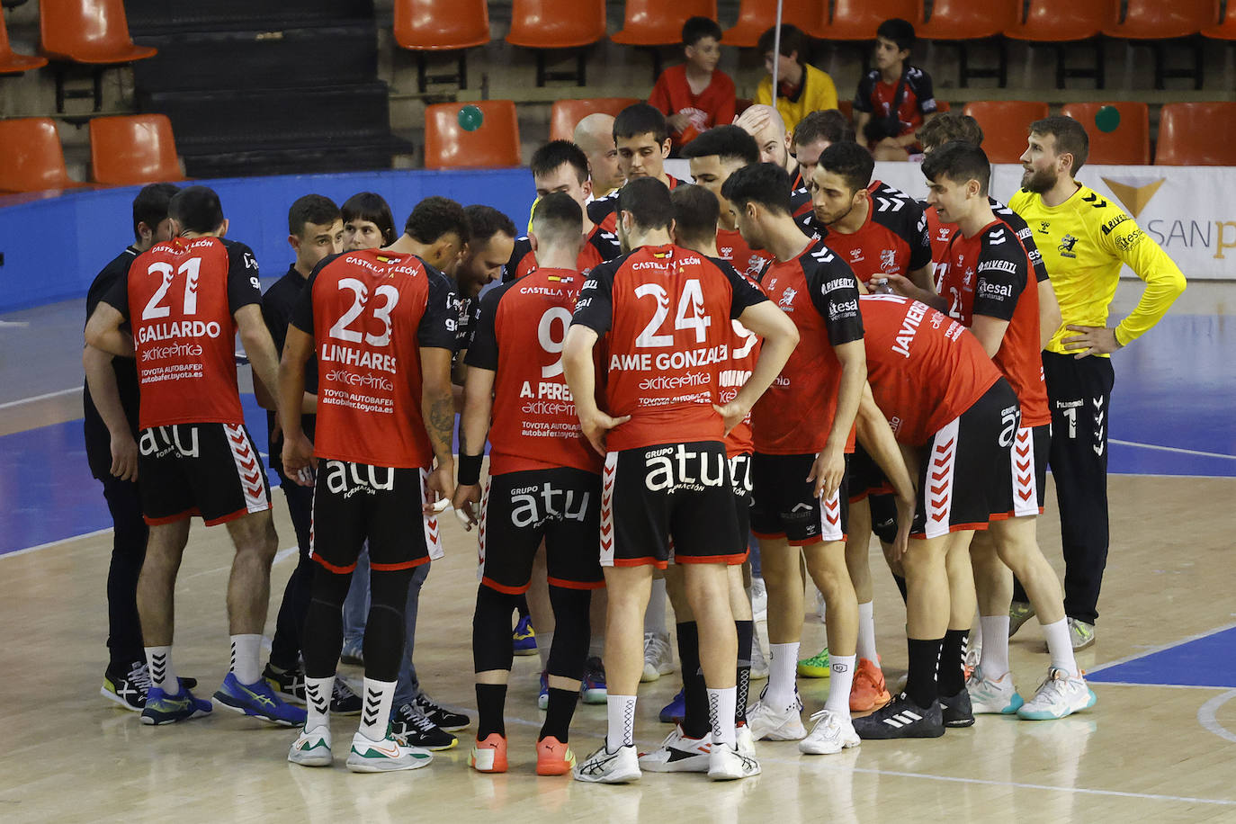 El partido del UBU San Pablo Burgos contra el Cangas, en imágenes