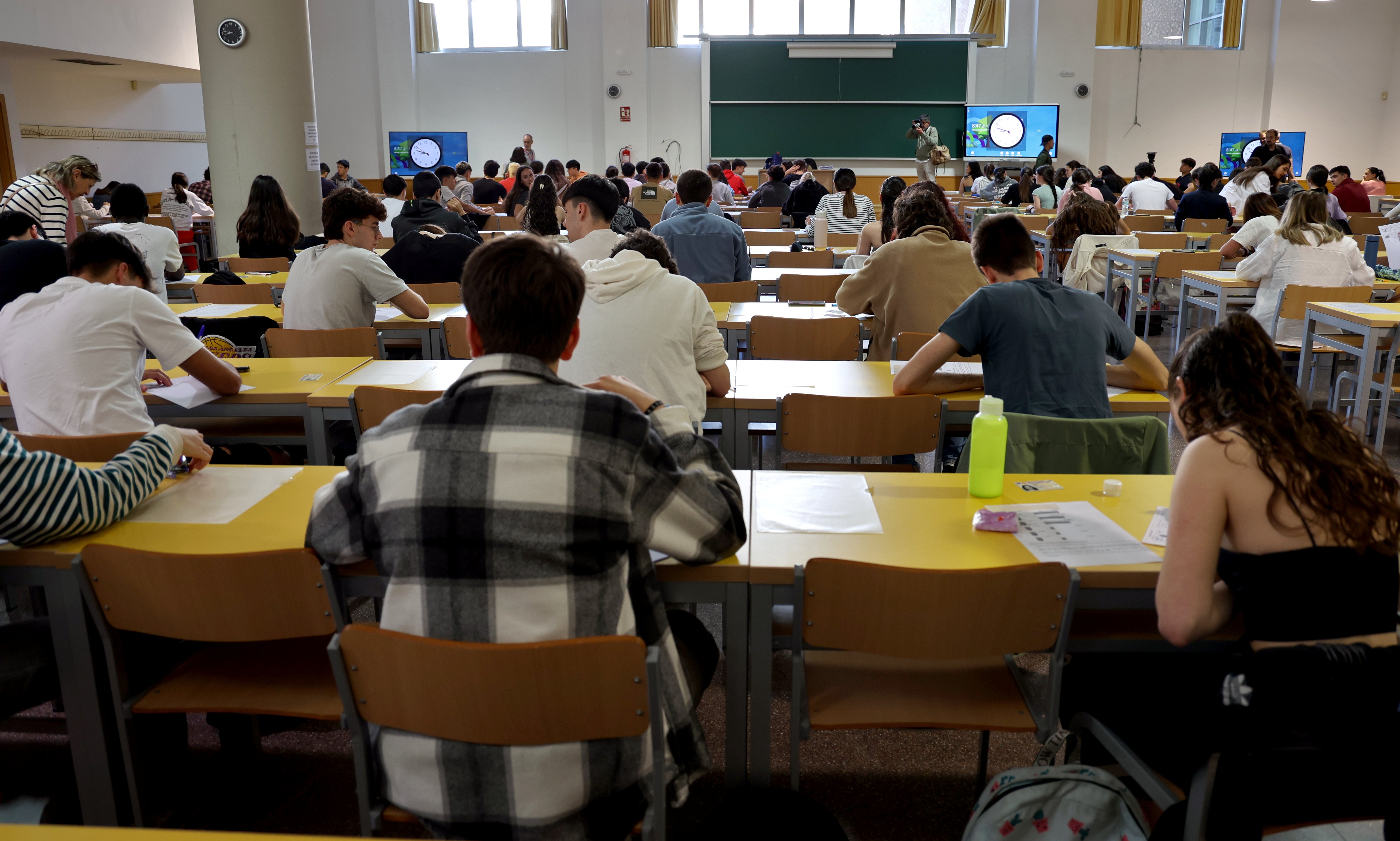 Interior de una clase durante el primer examen.