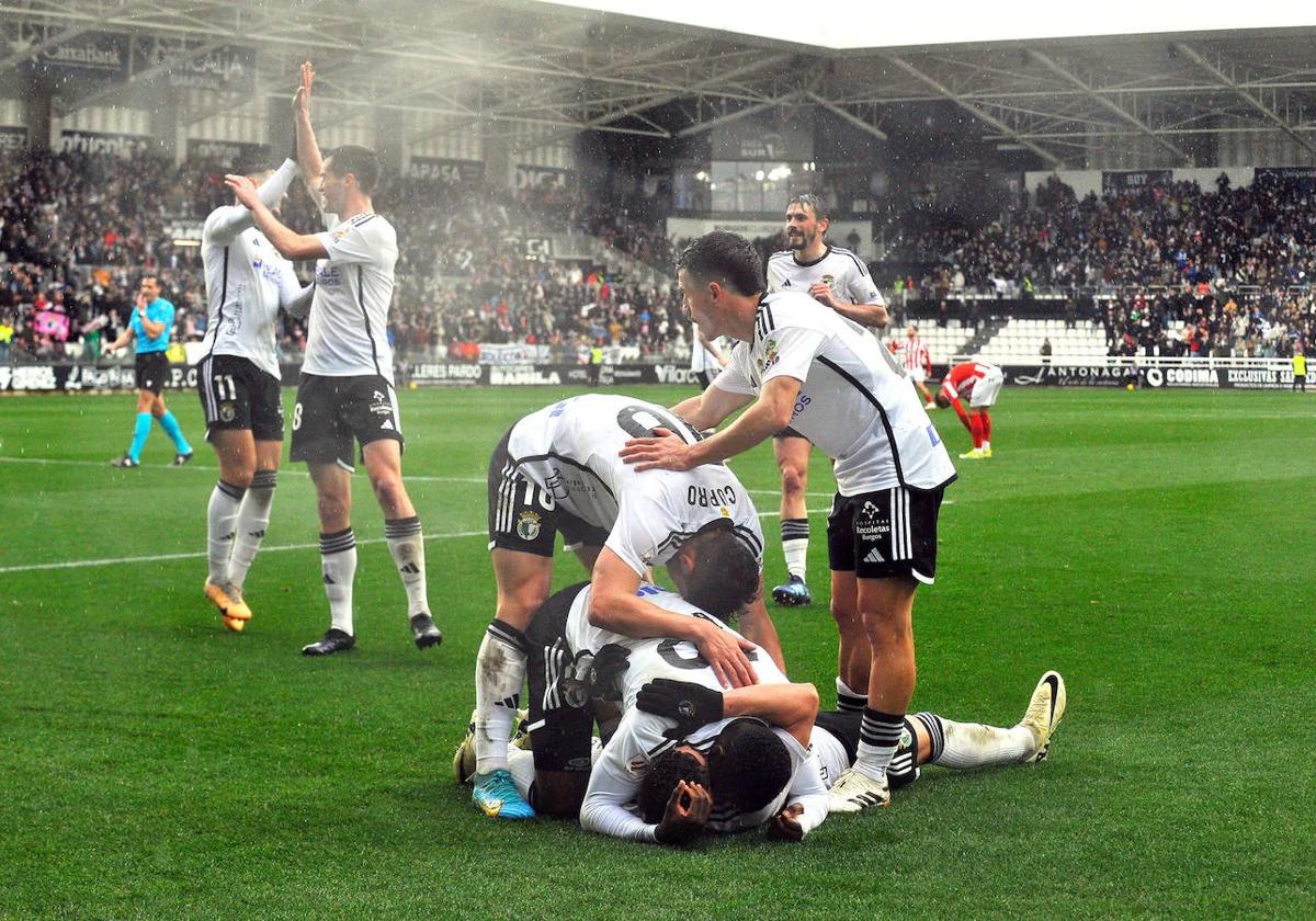 Jugadores del Burgos, celebrando un gol en el partido frente al Sporting de Gijón.