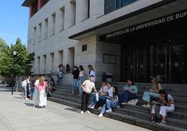 Alumnos de la EBAU repasan antes del segundo examen.