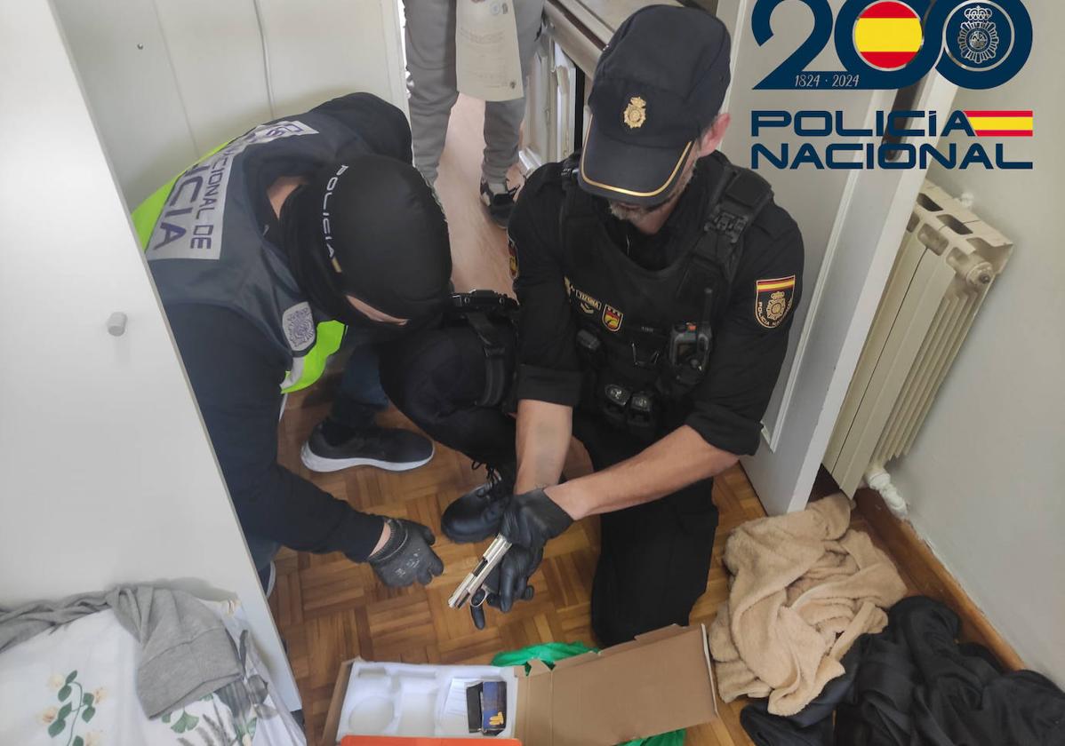 Registro domiciliario en el que se incautaron de un arma de fuego en Burgos.