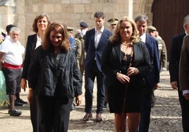 La responsable de Patrimonio Nacional en Burgos (i.) junto con Cristina Ayala (d.) a la entrada al monasterio de Las Huelgas.