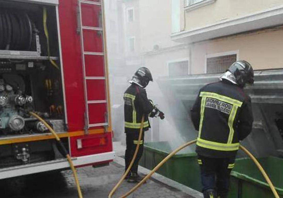 Los bomberos de Aranda de Duero en una intervención.