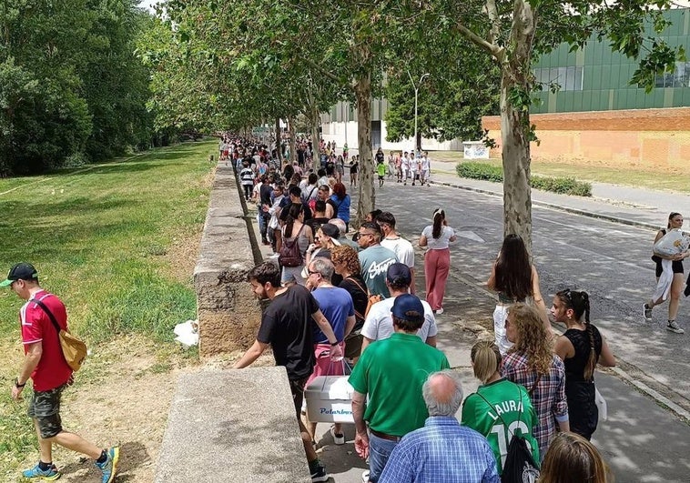 Colas para cruzar los puentes sobre el Arlanzón para llegar a La Quinta.