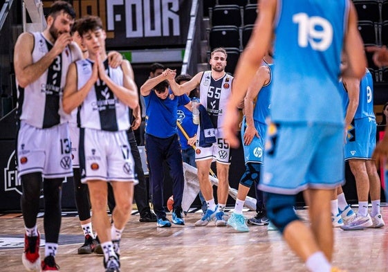 Jugadores del Grupo Ureta Tizona tras el encuentro frente al Movistar Estudiantes