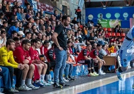 Roi Sánchez, entrenador del UBU San Pablo junto a sus jugadores