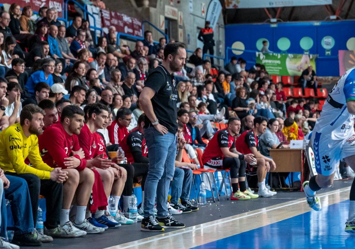 Roi Sánchez, entrenador del UBU San Pablo junto a sus jugadores