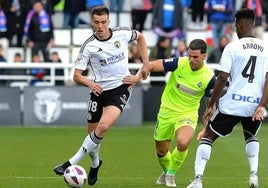 Córdoba, pugnando por la pelota en el partido frente al Amorebieta