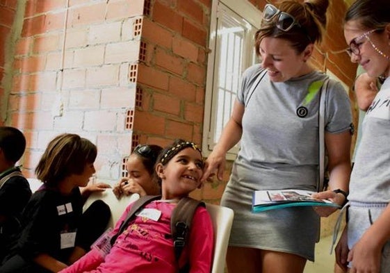 Una madre recibe a su hija de acogida.