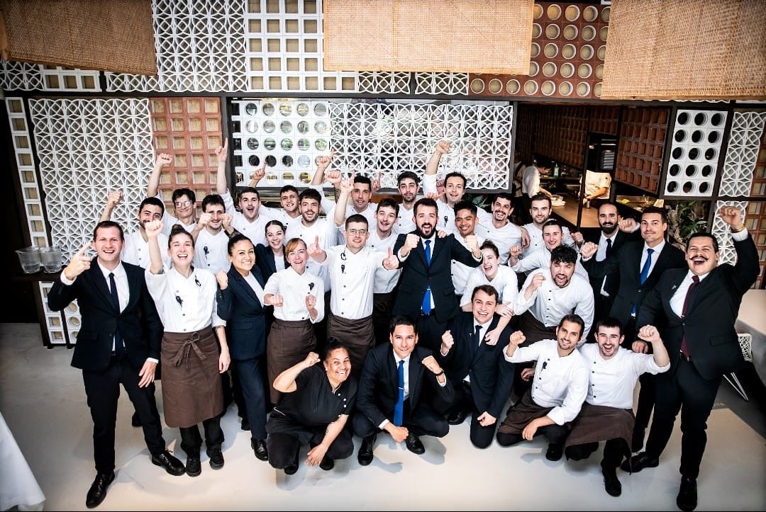 El equipo de Disfrutar celebrando ser el mejor restaurante del mundo de 2024