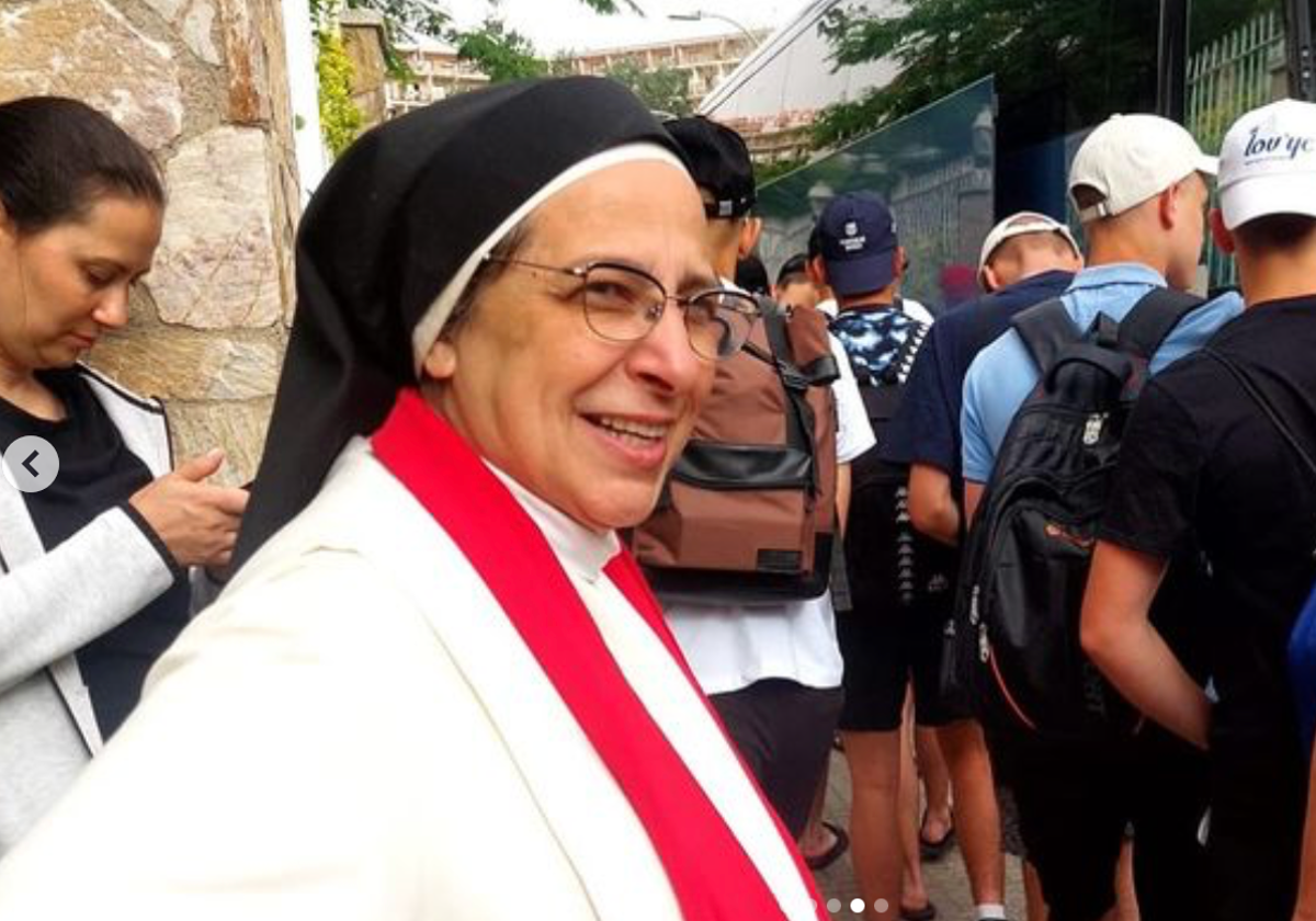 Sor Lucía Caram en una foto con los chicos y chicas de Ucrania