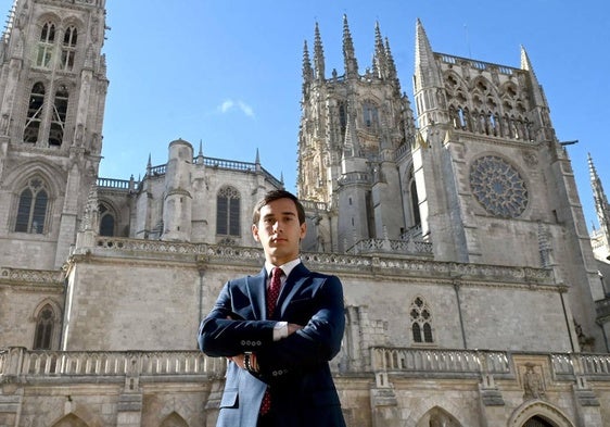 Ismael Martín frente a la Catedral de Burgos.