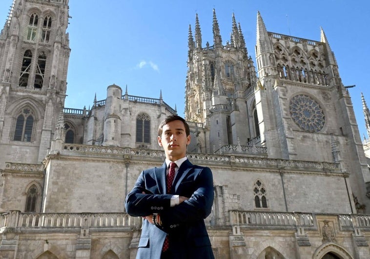 Ismael Martín frente a la Catedral de Burgos.