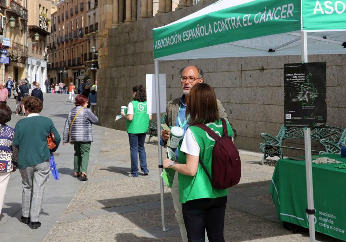 Voluntarios de AECC con las huchas, en una edición anterior de la tradicional cuestación.