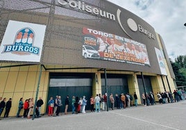 Largas colas para retirar las entradas de la Feria taurina de Burgos.