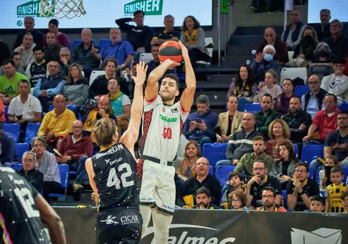 Jacobo Díaz lanza a canasta con su anterior equipo el Covirán Granada.