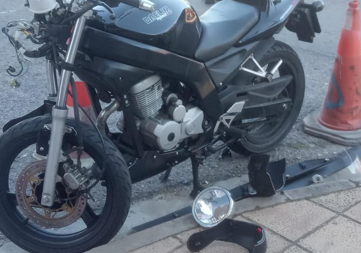 La motocicleta ha recibido un fuerte impacto.